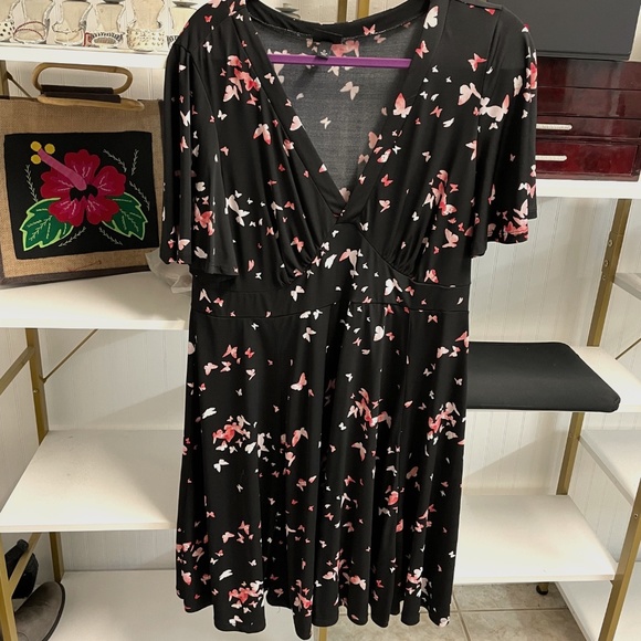 Plus size dress with sleeves - Picture 1 of 6